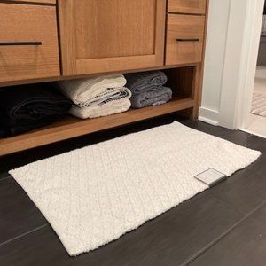 NEW Threshold 20 in X 32 in White Bath Rug